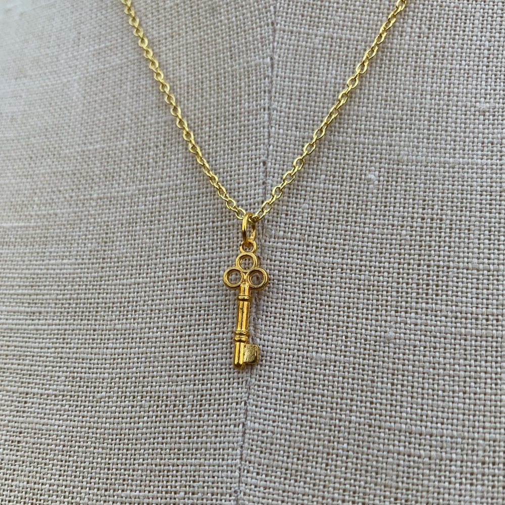 NWT Sterling Silver Plated 2-Tone Gold Chain & Mini Key Charm Necklace - Picture 4 of 15